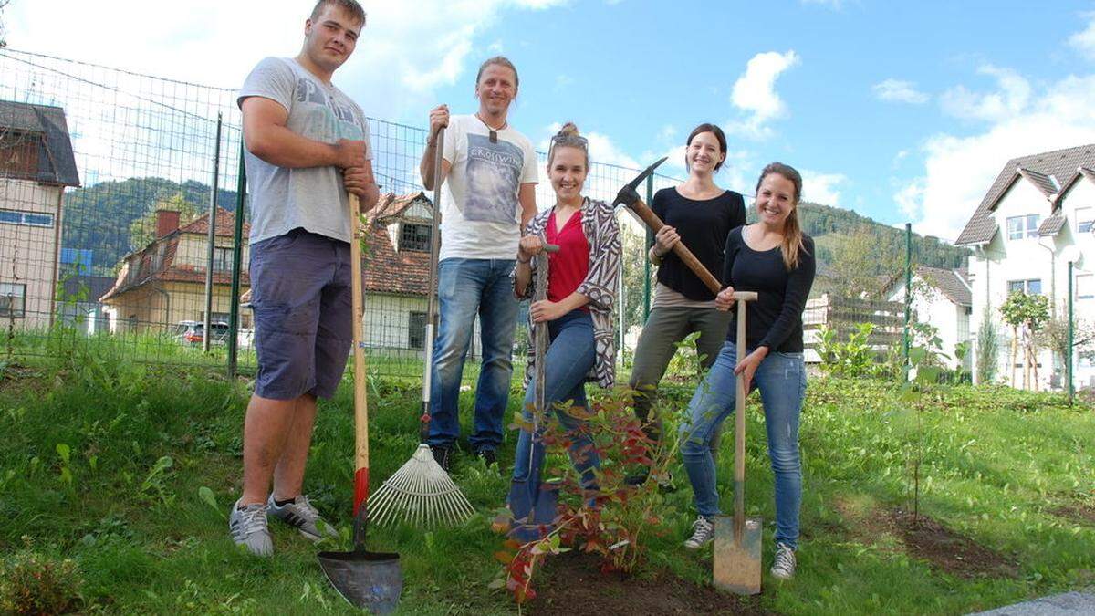 Es wird gemeinsam angepackt: Friedrich Böhmer, Christian Leitner, Lisa Münzer, Christina Reiner und Tanja Ganotz