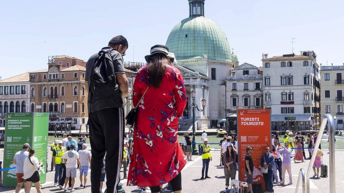 Overtourism in Venedig. Fünf Euro Eintritt zahlen Tagesbesucher seit 2024. 