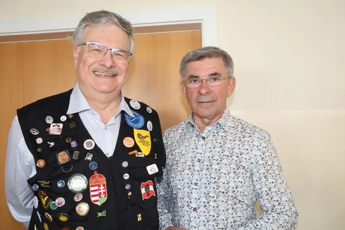 „Es geht darum, welche Pfeife am längsten zum Rauchen gehalten wird“, sagte der Pfeifenraucherpräsident, Roland Hohenauer (l.)