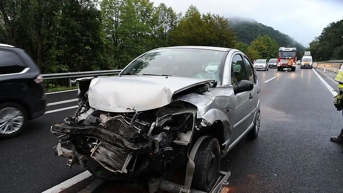 Das Auto war in die Leitschiene gekracht