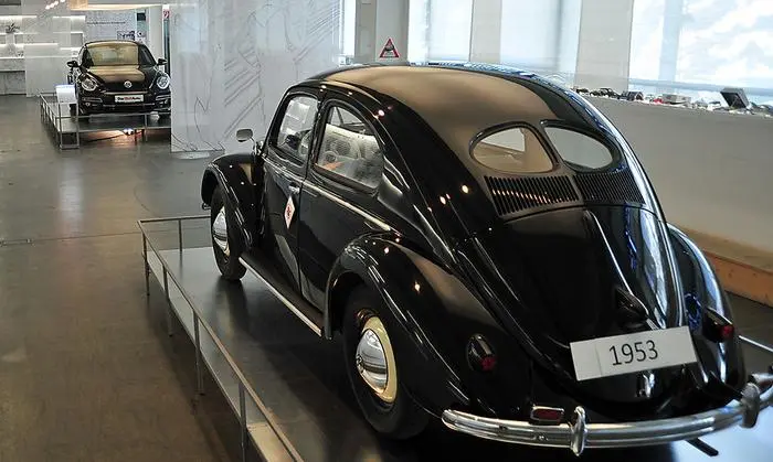 Eines der ersten Käfer-Modelle und im Hintergrund sein Nachfolger, der Beetle