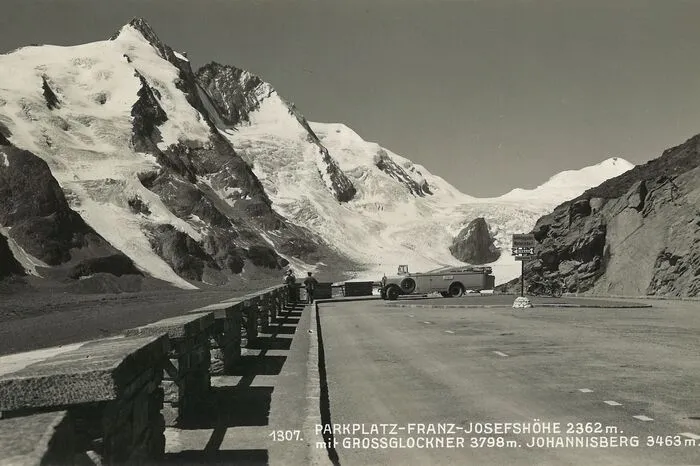Die Sammlung umspannt den Zeitraum von 1901 bis 1942 und zeigt Abbildungen aus Kärnten (278), der Steiermark (76), aber auch aus Italien (87), Kroatien (11), Slowenien (10) und Ungarn (1). Nahezu alle Karten sind „ungelaufen“, wurden also nie per Post verschickt. Für Holfelder sind diese Karten interessant, weil sie zum Beispiel auch rauchende Fabrikschlote oder für den Abriss bestimmte Häuser auf dem Klagenfurter Heuplatz zeigen: Motive, die man heute nicht mehr verwenden würde.