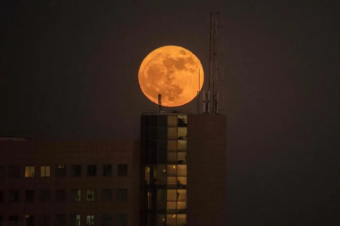 Das Ergebnis: Der Vollmond wirkt besonders groß. Netanya, Israel