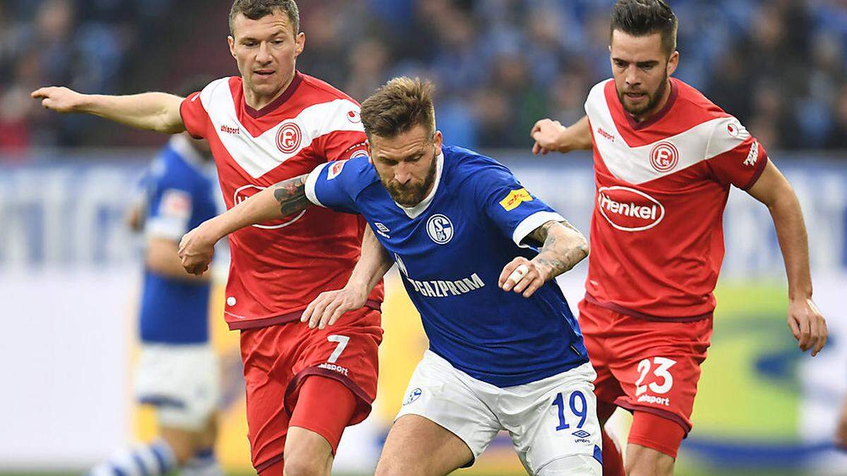 Guido Burgstaller (Mitte) ging mit Schalke 0:4 unter