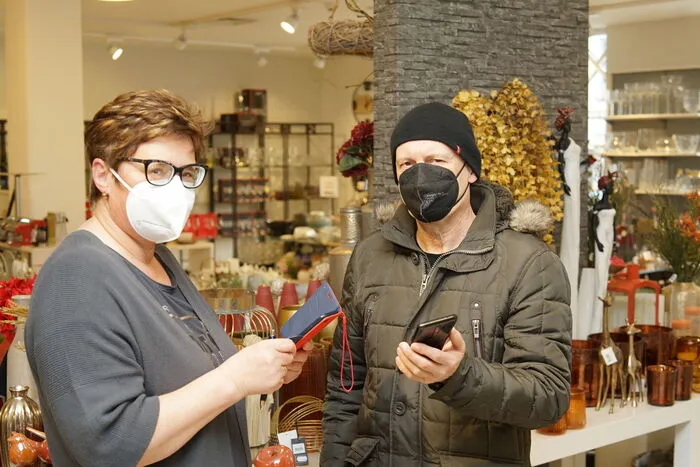 Auch im Offner Geschenkehaus wird gleich nach dem Betreten kontrolliert.