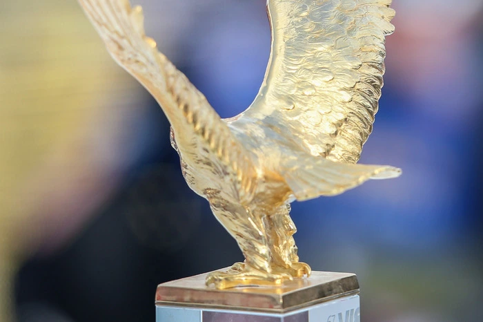 Das Objekt der Begierde. Wer holt sich nach dem letzten Springen die Trophäe?