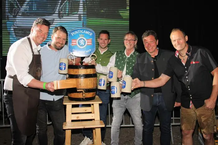 Nach der Begrüßung durch die Radio Steiermark-Moderatorin Anja Zalar sorgten Bürgermeister Jochen Bocksruker, Mathias Rak, Jakob Kalcher (Brau Union), Karlheinz Hojas, Kulturstadtrat Andreas Albrecher und Robert List von den Krochledern für den traditionellen Bieranstich. 