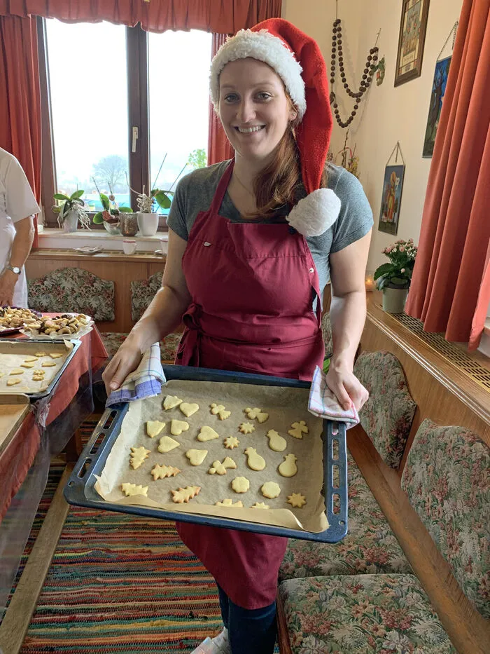 Melissa Schrittwieser holt die heißen Kekse aus dem Backrohr