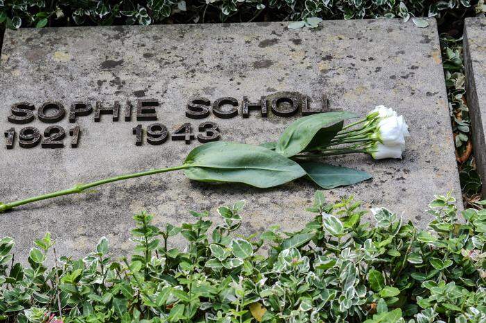 Das Grab auf dem Friedhof am Perlacher Forst, neben dem Gefängnis Stadlheim, wo Sophie Scholl 1943 hingerichtet wurde 