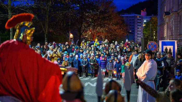 Laternenfest und Martinsspiel, auch in Leoben wird die Tradition hoch gehalten. Stadtpfarrer Markus Plöbst ritt hoch zu Ross als heiliger Martin durch die Stadt