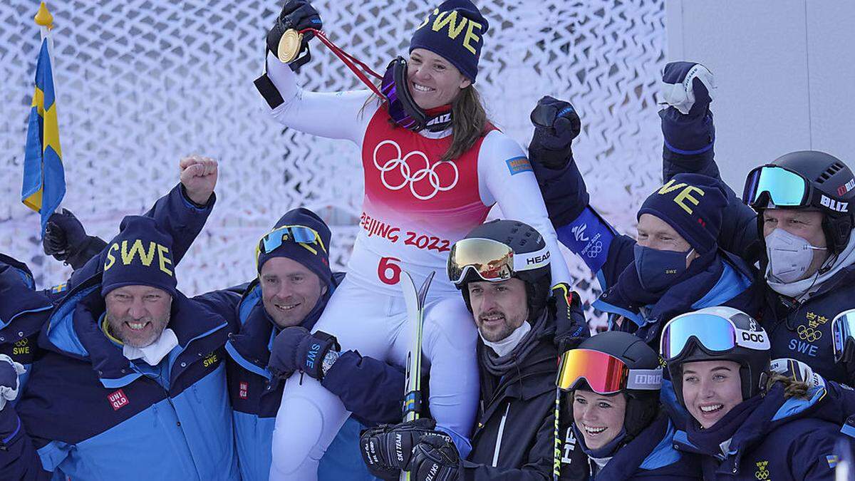 Sara Hector feierte mit ihrem gesamten Team die Goldmedaille im Riesentorlauf