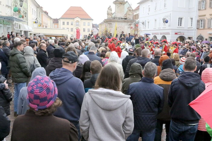 Auch in der Bezirkshauptstadt St. Veit versammelten sich die Gläubigen nach der langen Zeit des Fastens am Hauptplatz bei der Pestsäule. 