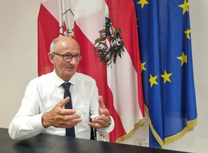 ABD0001_20240815 - INNSBRUCK - ÖSTERREICH: Tirols Landeshauptmann Anton Mattle (ÖVP) am Montag, 12. August 2024, anl. eines APA-Interviews in Innsbruck. - FOTO: APA/WOLFGANG EDER