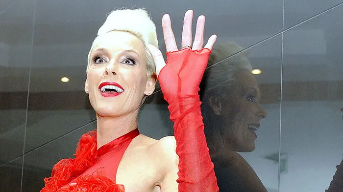Hier ein Bild vom Opernball: Brigitte Nielsen