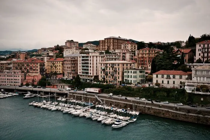 Landausflüge tragen wesentlich zum Charme einer Kreuzfahrt bei. Machen Sie einen Landausflug und entdecken Sie Städte auf eigene Faust! Am Bild: Das italienische Savona.
