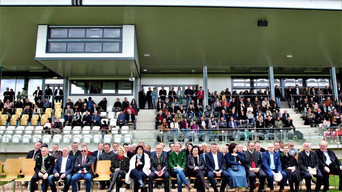 Mit vielen Gästen und Zusehern wurde das Gnaser Stadion eröffnet