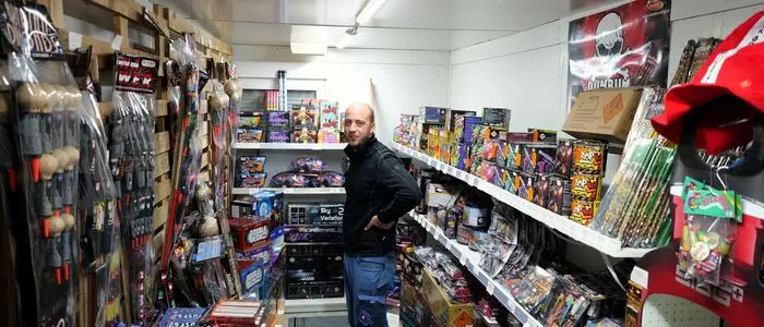 Der Großfeuerwerker Martin Faist ist für alle Kategorien von Feuerwerk ausgebildet und weiß daher auch, wie gefährlich Kugelbomben sind