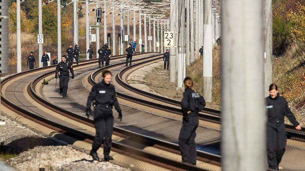 Polizisten, als sie im oetzten Oktober die betroffene ICE-Strecke zwischen Nürnberg und München sicherten