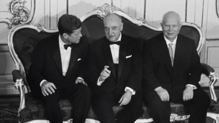 Schärf übernahm die SPÖ unmittelbar nach dem Ende des Zweiten Weltkrieges 1945 und blieb bis zu seiner Wahl zum Bundespräsidenten 1957 Parteichef. Im Bild: Adolf Schärf, flankiert von John F. Kennedy und Nikita Chruschtschow.
