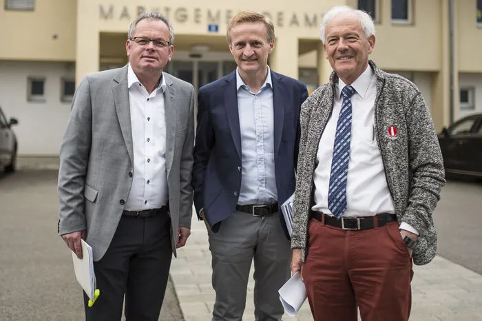 Stehen hinter dem Projekt: Bürgermeister Klaus Köchl (SPÖ) und die Geschäftsführer der Bioenergiezentrum GmbH Otto Zechmeister (Mitte) und Peter Hirt (rechts).