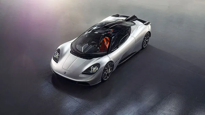 2022 kommt Gordon Murrays T.50 auf den Markt – ein Supersportwagen mit massivem Einsatz von Kohlefaser (das Monocoque wiegt keine 50 Kilo), um das Fahrzeuggewicht bei unter einer Tonne zu halten. 986 Kilogramm Leergewicht, um genau zu sein.