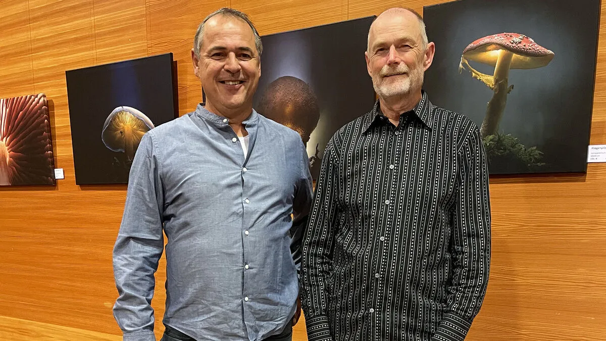 Der professionelle Hobbyfotograf Günter Bauernfeind (rechts) und der Obmann des Kulturausschusses Assling Franz Kirchmair freuten sich über viele Besucher der Ausstellung "Alltägliches.Anders."