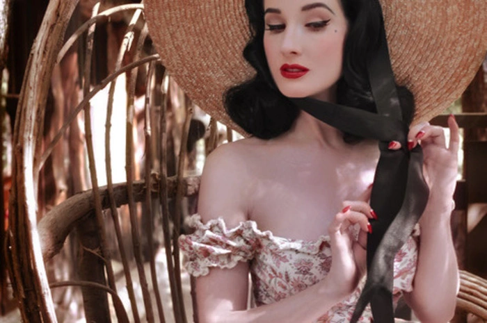 So ist die glamouröse Hollywood Diva bereits seit geraumer Zeit ein großer Fan des Labels und präsentierte erst kürzlich die schönsten Hoschek-Looks auf ihrem Instagram Kanal und auf ihrer App.