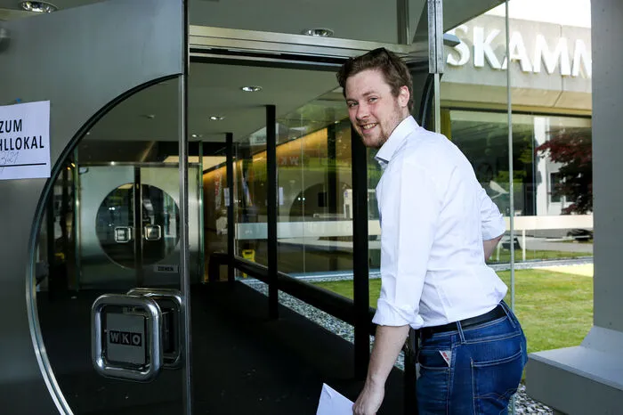 Stefan Windberger (Neos) am Weg zur Wahl.
