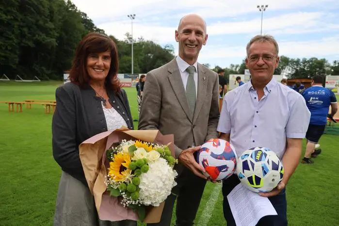 Begeistert stellte die Vereinsobfrau Ingrid Wogrin (l.) das neue Sportstadion mit überdachtem Bereich für 1500 Zuseher, modernen Spielerkabinen, Schiedsrichterbereich, Serviceeinrichtungen und Naturrasen ohne Laufbahn vor