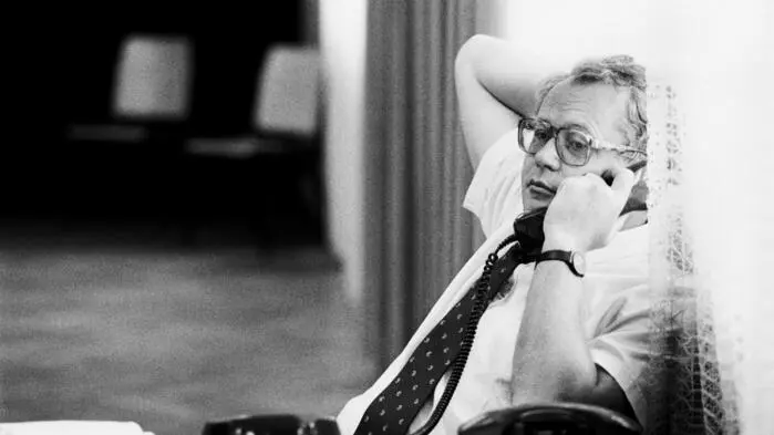 Erwin Zankel in typischer Pose am Telefon. Er wusste stets mehr, als er schrieb