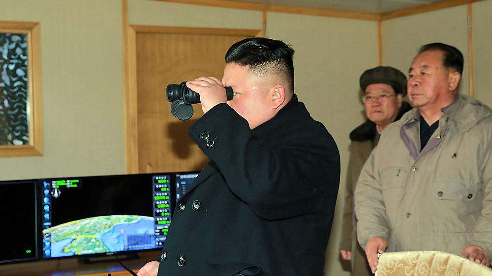 Nordkoreas Machthaber Kim in der Kommandozentrale