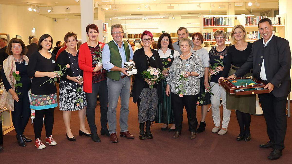 Das Bibliotheksteam um Reitbauer-Rieger mit Bürgermeister Koch, Vize Susanne Kaltenegger und Werlein