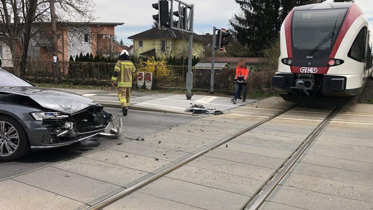 Archivfoto: An Eisenbahnkreuzungen kam es in den letzten Jahren immer wieder zu Unfällen. Hier ein Foto von einem Unfall in der Grazer Peter-Rosegger-Straße