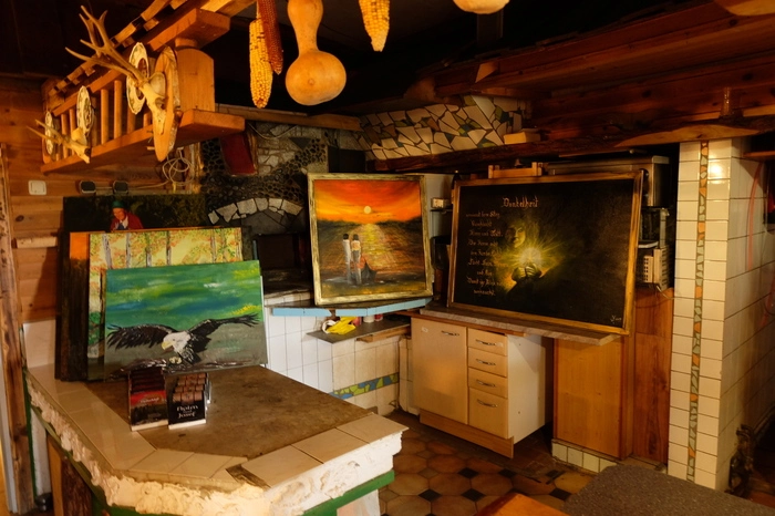 Wo früher an der Bar das eine oder andere Achterl gegossen wurde, wird nun Kunst genossen.