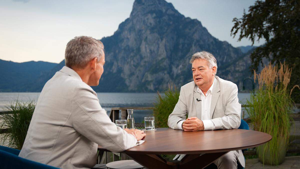 Die ORF-Sommergespräche gehen in die zweite Runde: Grünen-Chef Werner Kogler im Gespräch mit Moderator Martin Thür.