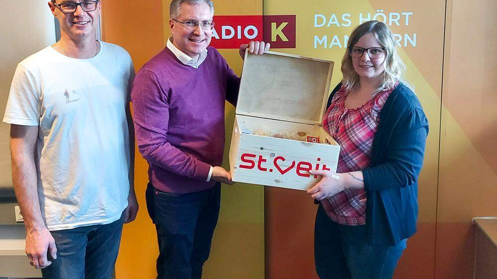 Moderator Christian Maierhofer, Bürgermeister Martin Kulmer und Gewinnerin Verena Messner 