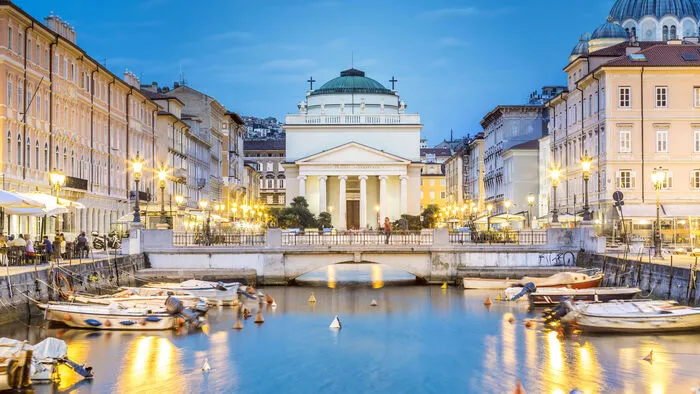 Triest. Mit Triest als neuem Auslaufhafen hat TUI Cruises seit dem vergangenen Jahr seine Mittelmeerrouten erweitert. Alleine die „Stadt der drei Winde“ mit ihrer herrlichen Piazza dell’Unità, seinen quirligen Vierteln, dem Schloss Miramare und der Grotta Gigante eine Reise wert.