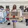 Im Dirndl protestierten die Tierschützer