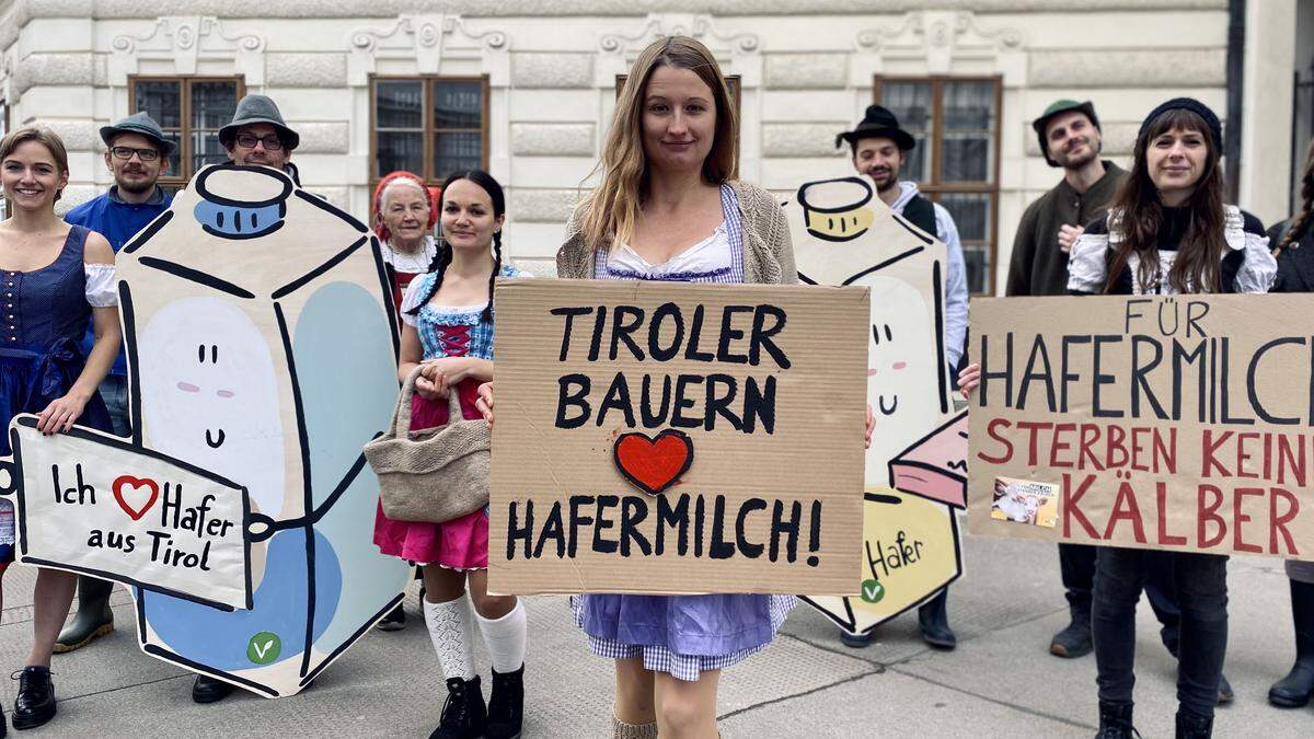 Im Dirndl protestierten die Tierschützer