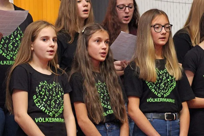 Gleich zu Beginn brillierte der Bezirksjugendchor Völkermarkt, mit Obmann Franz Hrastnig und den vier Chorleitern Anna Mokoru, Viktoria Tanzer-Marold, Florian Pirolt und Lukas Joham, mit beachtlicher Klangreife, perfekt dynamischer Darbietung und ließ im wahrsten Sinn des Wortes keine Wünsche mehr offen.