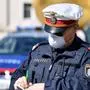ABD0050_20200402 - SALZBURG - ÖSTERREICH: Ein Polizist mit Mund- und Nasenschutz auf Streife in der Salzburger Innenstadt am Donnerstag, 2. April 2020. Aufgrund der Coronavirus-Pandemie besteht Maskenpflicht für Polizeibeamte. - FOTO: APA/BARBARA GINDL