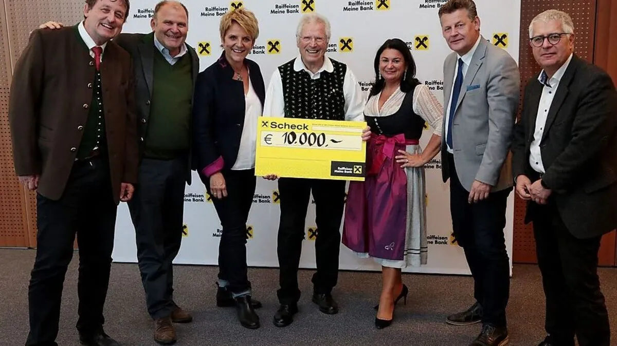 Von links: Chorleiter Arno Kohlweg, Riedergarten-Geschäftsführer Herbert Waldner, ORF-Landesdirektorin Karin Bernhard, Organisator Richi Di Bernardo, Manuela Monsberger vom Marketing der Raiffeisenlandesbank, Bürgermeister Christian Scheider (Team Kärnten), Brauunion-Geschäftsführer Thomas Santler 