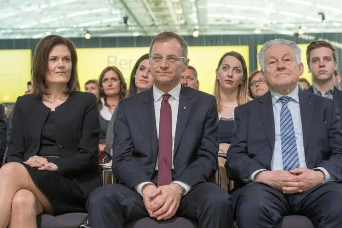 "Bereit für die neue Zeit", so der Slogan, mit dem man "ein neues Kapitel in der Geschichte der oberösterreichischen Volkspartei" aufschlagen wolle, wie es im Einführungsvideo hieß.