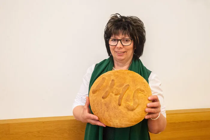 In seiner ursprünglichsten Form ist das Osterbrot in Teilen der Ost- und Weststeiermark, vereinzelt auch in der Obersteiermark zu finden. Zum Weizenmehl kommen Anis, Schmalz (Brotexpertin Eva Lipp: „Schmalz gab es früher auf jedem Hof“), Salz, Öl und Brotgewürz. Sprich: Das Osterbrot ist hier nicht süß und wird auch nicht bestrichen. Häufig, wie am Hof von Helga Raidl (Bild) in Söchau, werden dafür christliche Zeichen auf die Brotrinde geformt.