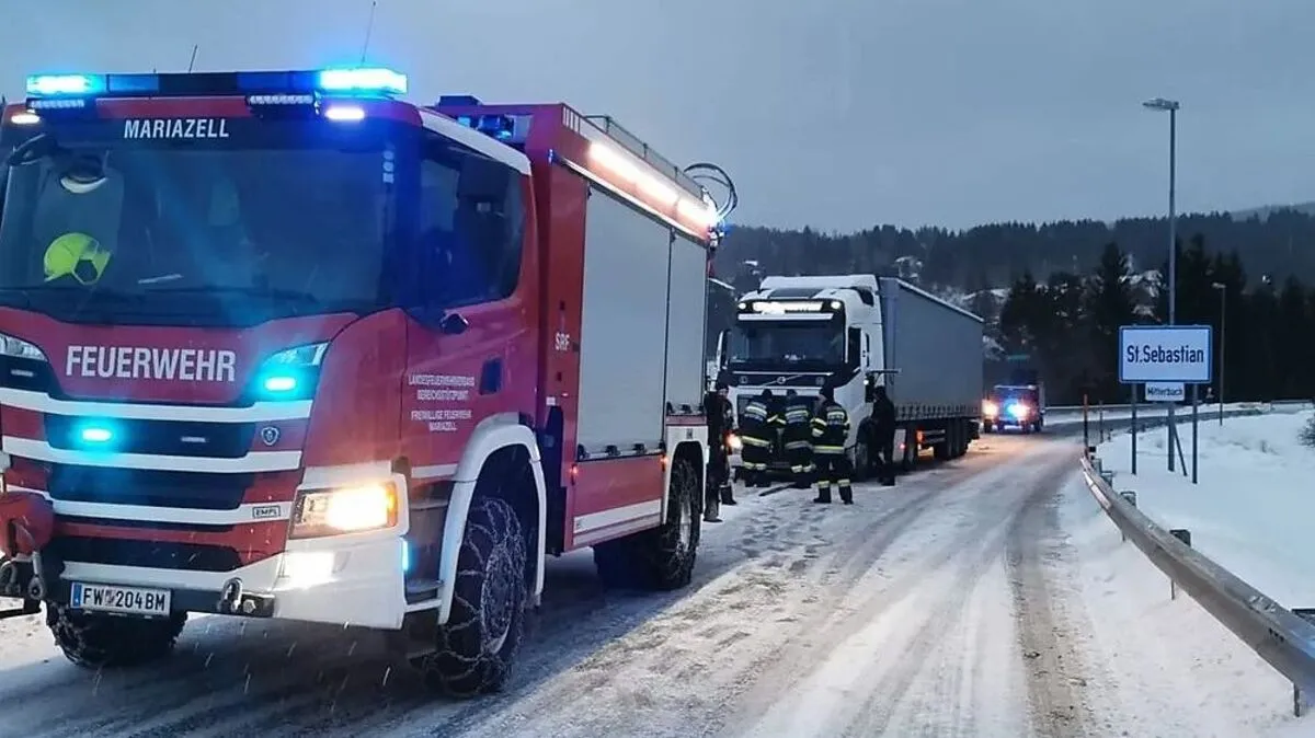 Erst blieb der Lkw in St. Sebastian hängen