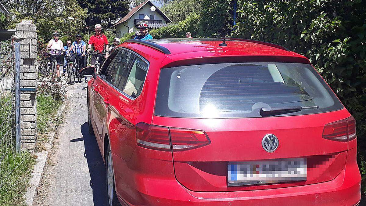 Selbst für ein Auto und Radfahrer ist es auf der Seepromenande ziemlich eng