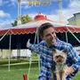 Zirkusdirektor Dimitri mit Hund Henry bei den Aufbauarbeiten  auf der Pfarrwiese in Spittal 