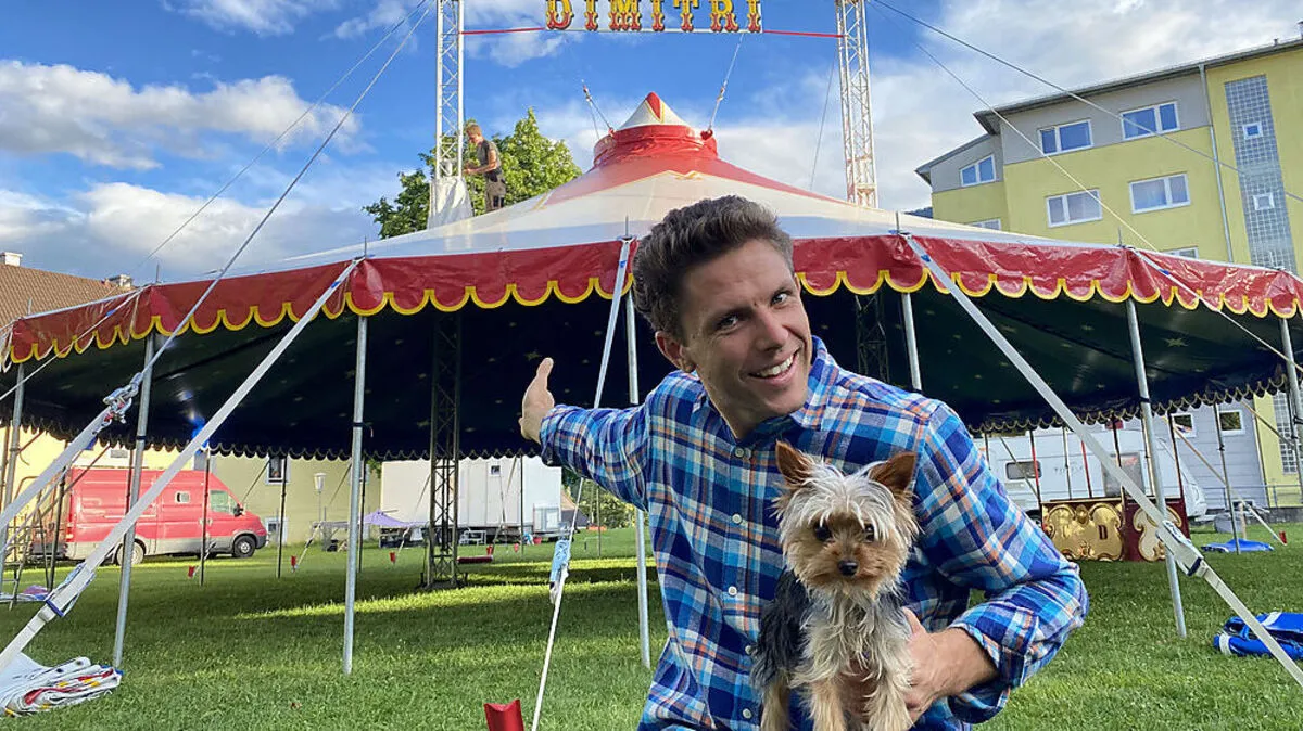 Zirkusdirektor Dimitri mit Hund Henry bei den Aufbauarbeiten  auf der Pfarrwiese in Spittal 