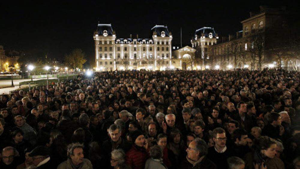 Tausende gedenken der Toten vor der Notre Dame in Paris