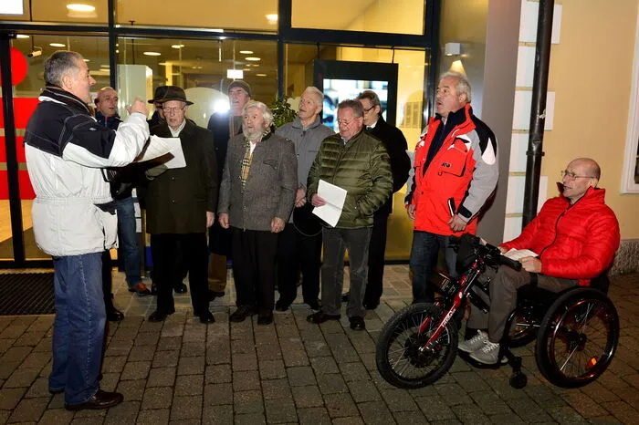 Zu alpenländischen Weihnachstsliedern, vorgetragen vom MGV Liedertafel Murau unter der Leitung von Peter Sommer, las Norbert Fritz besinnliche Gedichte.